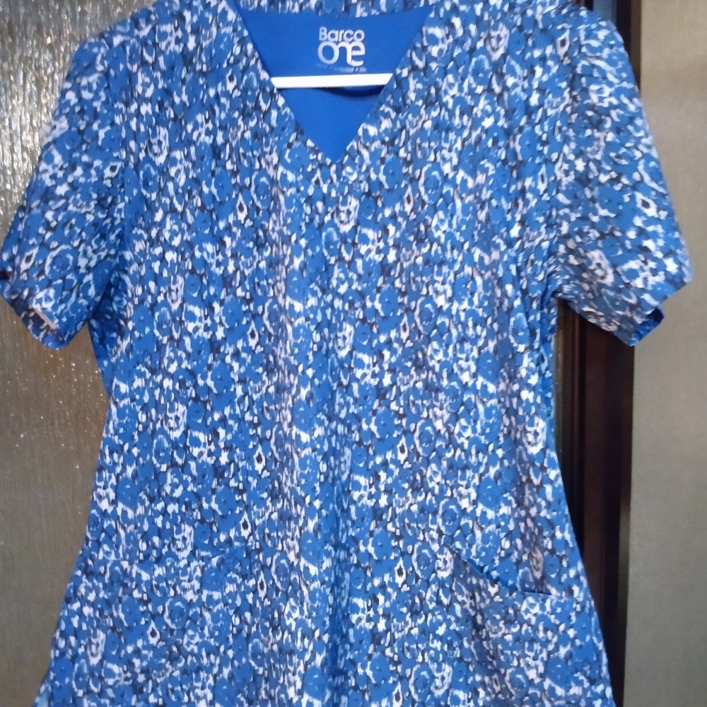Barco One scrub top medium